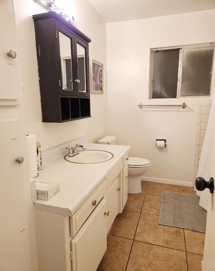 Centrally Located, 4X Queen, 300 Mbps Internet With Backyard! Гемет Екстер'єр фото