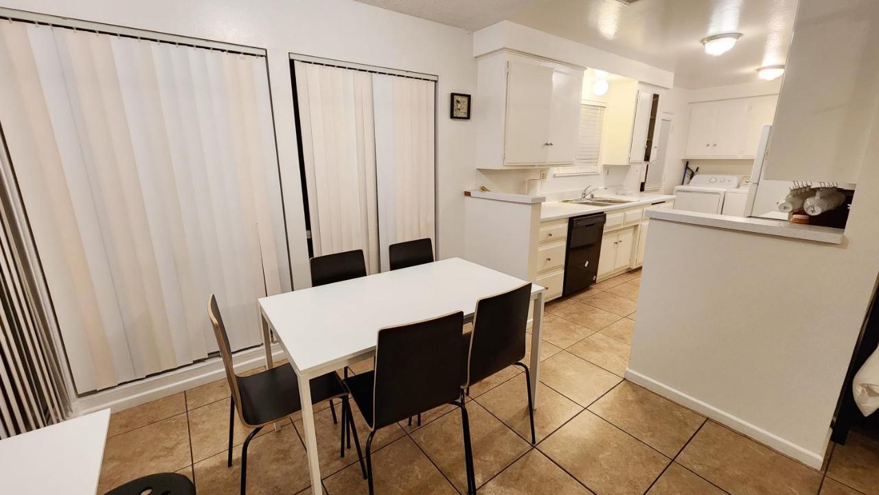 Centrally Located, 4X Queen, 300 Mbps Internet With Backyard! Гемет Екстер'єр фото