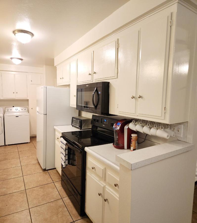 Centrally Located, 4X Queen, 300 Mbps Internet With Backyard! Гемет Екстер'єр фото
