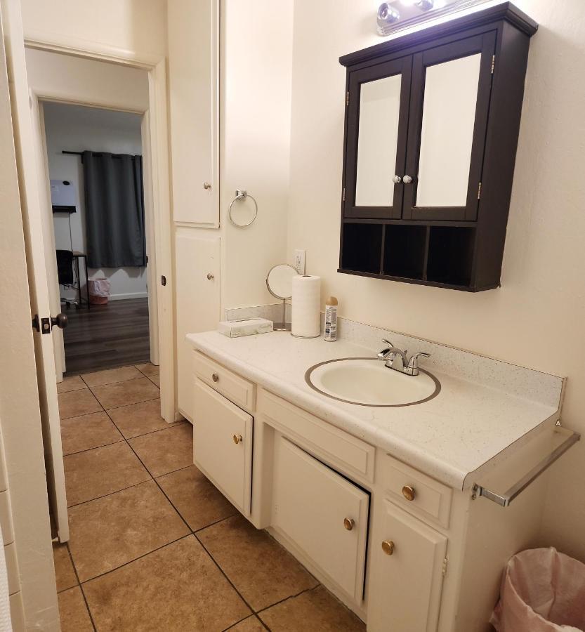 Centrally Located, 4X Queen, 300 Mbps Internet With Backyard! Гемет Екстер'єр фото