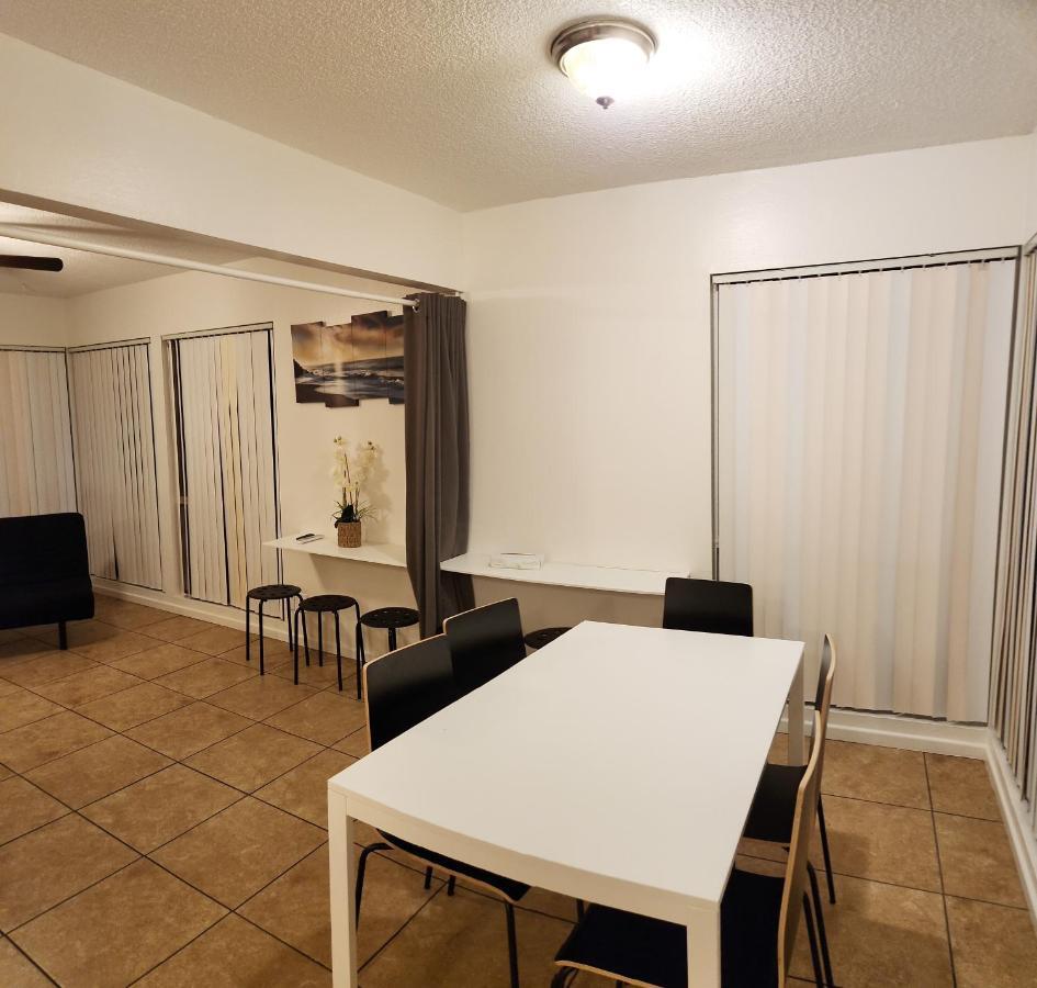 Centrally Located, 4X Queen, 300 Mbps Internet With Backyard! Гемет Екстер'єр фото