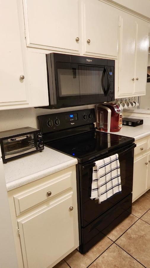 Centrally Located, 4X Queen, 300 Mbps Internet With Backyard! Гемет Екстер'єр фото
