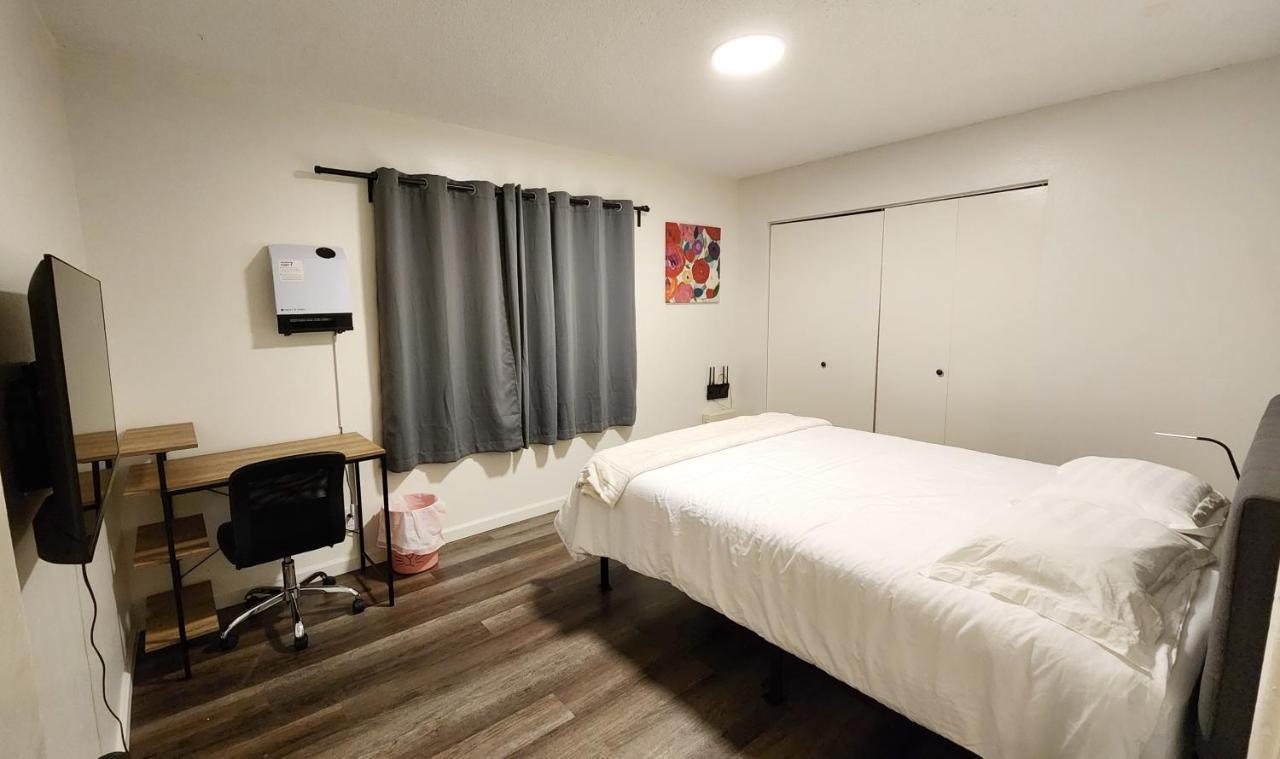 Centrally Located, 4X Queen, 300 Mbps Internet With Backyard! Гемет Екстер'єр фото