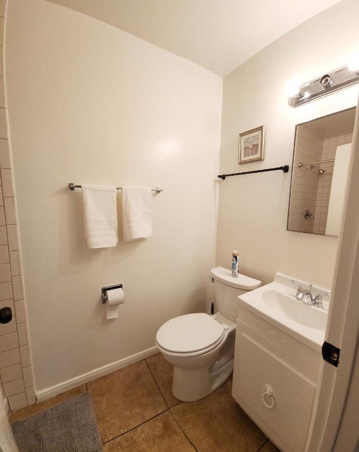 Centrally Located, 4X Queen, 300 Mbps Internet With Backyard! Гемет Екстер'єр фото