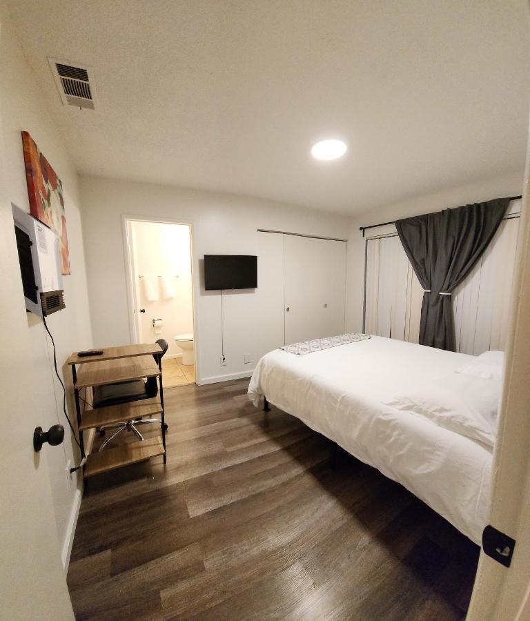 Centrally Located, 4X Queen, 300 Mbps Internet With Backyard! Гемет Екстер'єр фото
